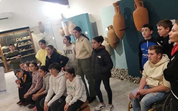 5èmes latinistes au Musée de l'Éphèbe.jpg